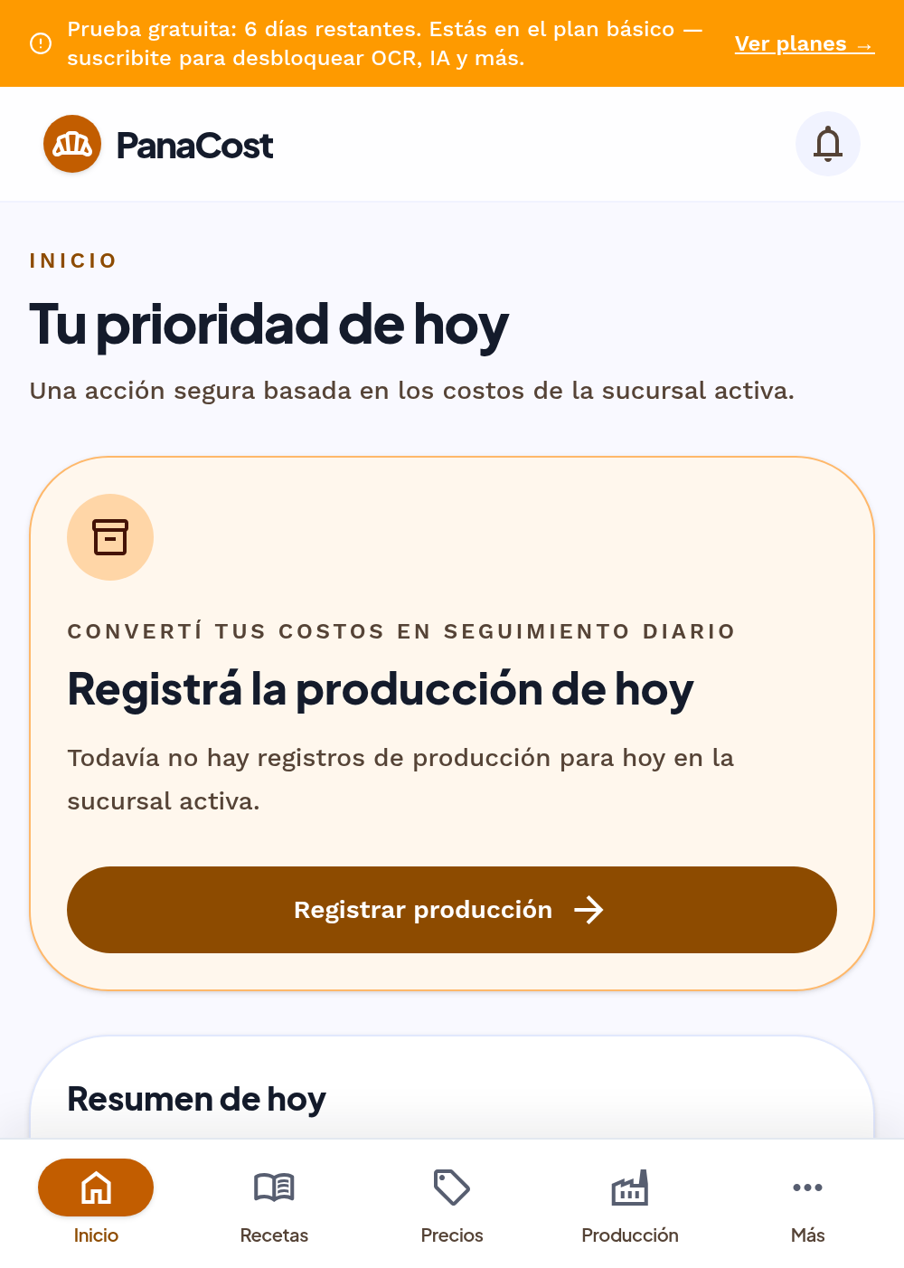 Pantalla del celular de PanaCost mostrando el panel del día con la opción de registrar la producción.